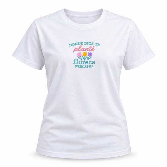 Camiseta blanca Donde Dios te plante florece, vista delantera con bordado de flores