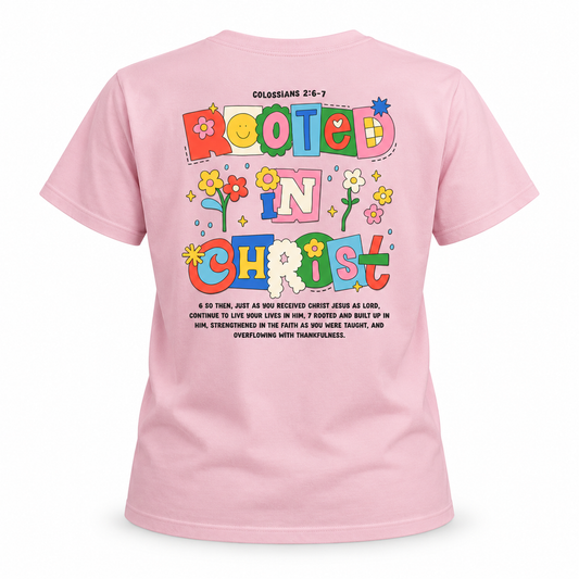 Camiseta rosada Rooted in Christ, espalda con estampado de colores